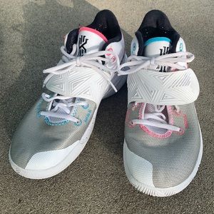 kyrie airmax 1 essentials.